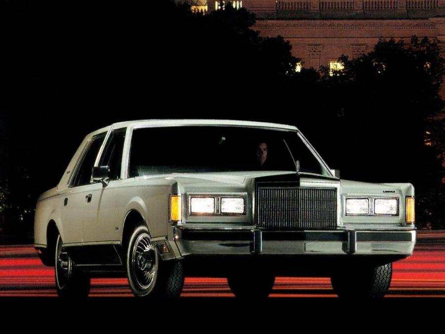  Lincoln Town Car 1985 года  (фото 13 из 16)